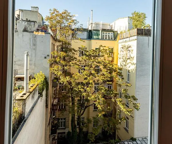 Bright + Near Belvedere By Jr Vienna